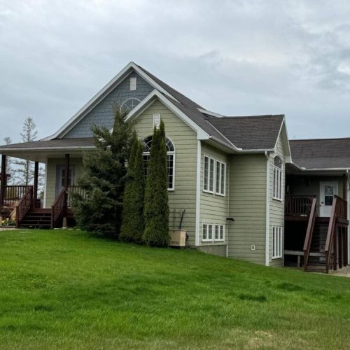 Charming forest-view cottage with a wraparound deck and private entrance—your peaceful escape to nature starts here. Ideal for family getaways and remote retreats.