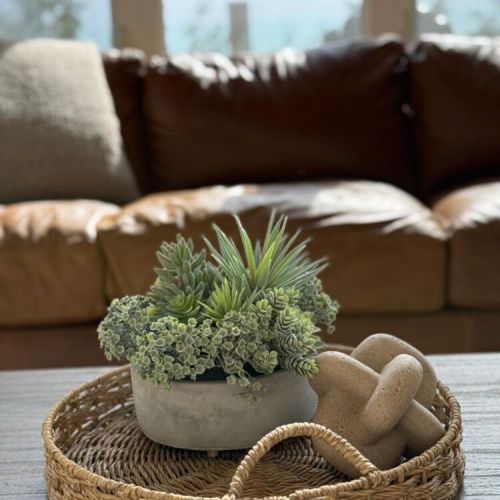Rustic charm meets modern coziness—stylish touches make this lakeside lounge the ultimate place to unwind.