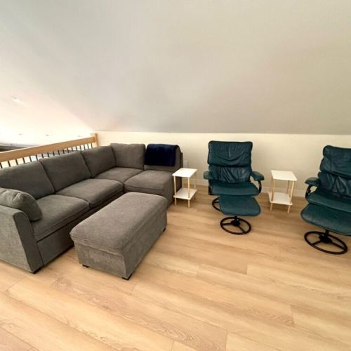 Stretch out and relax in the upper loft lounge – ideal for reading, movie nights, or a quiet break from the group. Comfortable seating and a cozy vibe await.