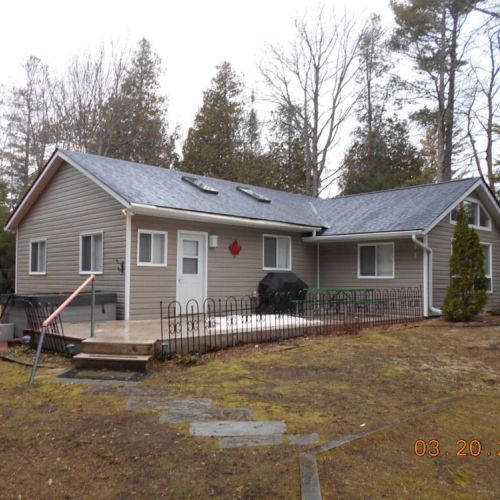 Spend a summer vacation at Whitecaps Cottage, just steps from Sauble Beach. Enjoy the hot tub!