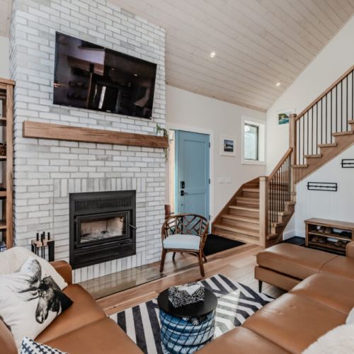 Unwind in this charming vacation rental with a cozy fireplace, smart TV, and inviting lounge space. Ideal for relaxing after outdoor adventures, romantic cabin stays, or family-friendly travel in a tranquil, scenic location.