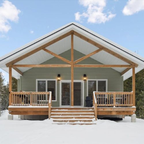 Woodland Cottage welcomes you with beautiful post-and-beam craftsmanship and a spacious front deck—perfect for morning coffee surrounded by nature.