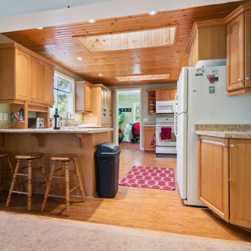 The fully equipped kitchen offers everything you need for preparing family meals and vacation favourites.
