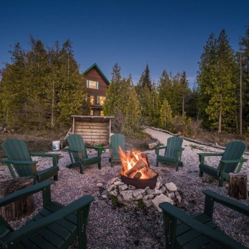 Gather around the fire pit and enjoy peaceful evenings under the stars at Paradise Pines.