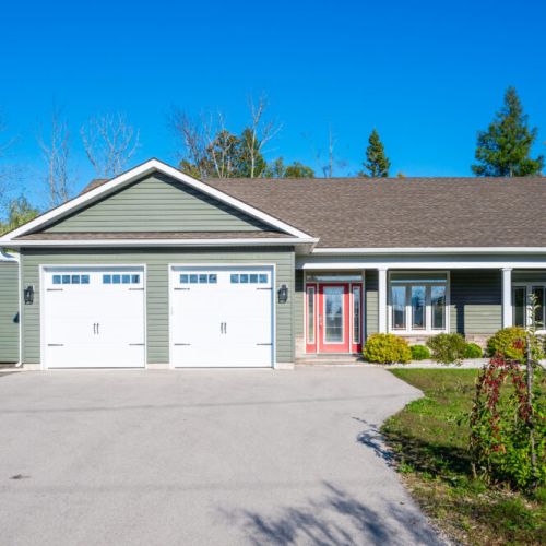 Charming vacation rental with a modern farmhouse feel, double garage, and vibrant red accents. Ideal for road trip stays or group getaways in cottage country.