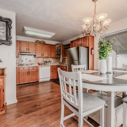Prepare your meals in the fully equipped kitchen and enjoy them in the bright and comfortable dining space, ideal for family dinners.