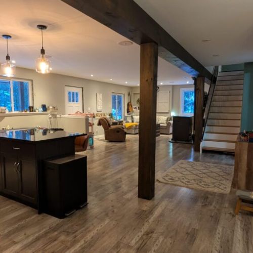 Fully equipped kitchen with large island and seating, ideal for cooking and socializing.