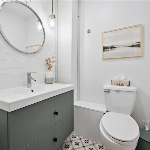 Bright, modern bathroom with clean finishes and a fresh, spa-like feel. A comfortable space to start your mornings and unwind after a day outdoors.