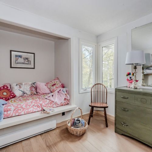 The bunk bedroom includes a cozy reading nook, ideal for quiet moments.