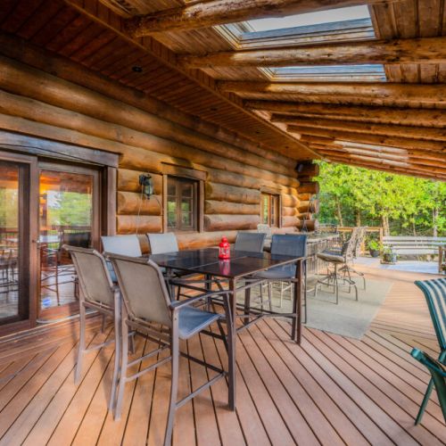 A spacious outdoor dining area on the deck, ideal for al fresco meals or evening drinks under the stars. Surrounded by natural beauty, it’s perfect for creating unforgettable memories.