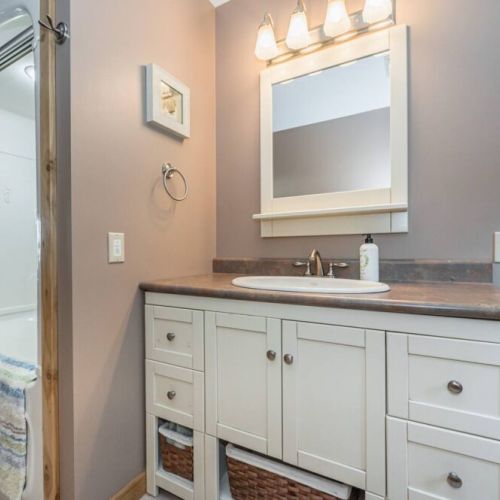 Upper main bathroom.