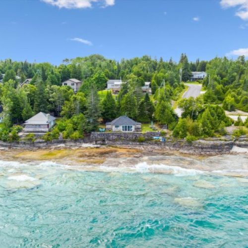 Seafari’s bluffside setting right on the turquoise waters of Georgian Bay.