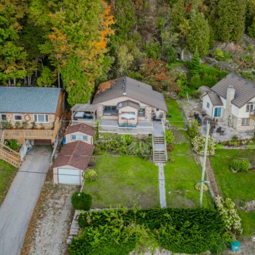A top-down look at the property, featuring lush greenery and the lake.