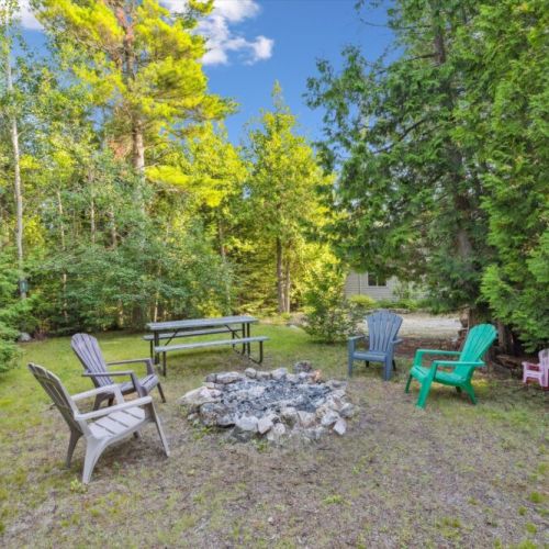 Gather around the outdoor firepit with seating and picnic table — the perfect place for marshmallows, stories, and starry nights.