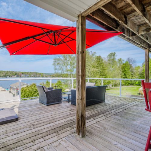 Step out onto the deck for a BBQ with a view on the lakeside, and a meal graced by the waters of Little Lake.