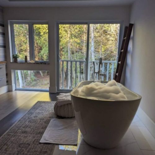 The independent tub is perfect for a relaxing soak with a woodland scene out the windows, snapshot taken by one of our lovely guests Damla.