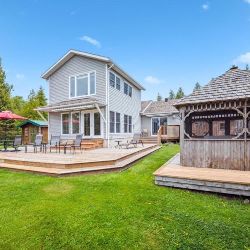 Plenty of outdoor seating options let everyone spread out and relax and enjoy the fresh air and scenic view.
