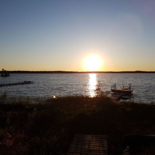 Private Dock & Serene Lake Views – Step onto your private dock and take in the tranquil beauty of Berford Lake. Whether you’re swimming, fishing, or simply soaking in the scenery, this is the ultimate spot for relaxation and adventure.