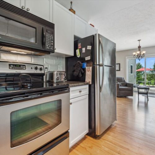 Convenient appliances & lakeview prep space – Enjoy prepping meals with a view—plus a full oven, microwave, toaster, and fridge.