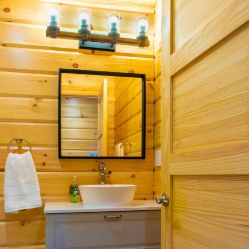 Elegant and bright bathroom, blending rustic charm with modern style.