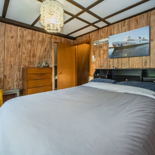 Upstairs, the Master bedroom with luxurious King sized bed.