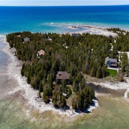 Welcome to DeLana, a stunningly private cottage surrounded by the gorgeous Lake Huron waterways - enjoy hiking, swimming, boating and many of the other Peninsula attractions - very close to the National Park.