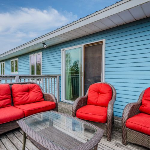 Take in peaceful views of the lake from the upper deck—your front-row seat to sunrises, sunsets, and the natural beauty of Howdenvale.