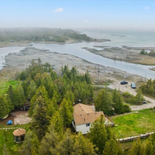 Perfectly positioned along the shoreline, Lakeside Leisure offers stunning natural surroundings and exceptional privacy.