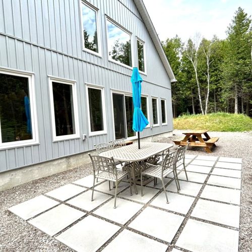 Dine al fresco under the trees – this private patio space features outdoor dining and a picnic table for BBQs, morning coffee, or stargazing dinners.