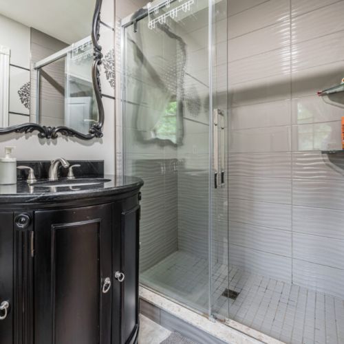 Master private ensuite is a great separate bathroom to get ready for the evening dinner or a day out on the Peninsula.