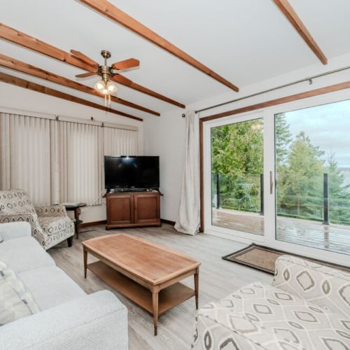 Watch your favourite shows or curl up with a book in this waterfront-facing lounge, featuring a smart TV and a comfortable, casual vibe.