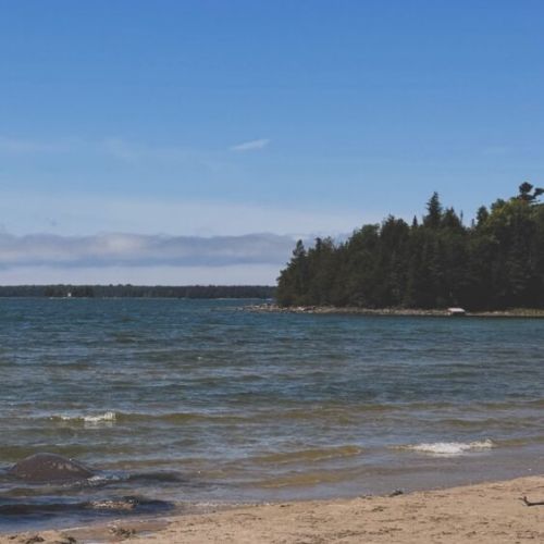 Black Creek Provincial Park and Beach - short 8 mins drive away and is the perfect spot for a beach day! It is quiet, tucked away and not very touristy. Enjoy a day relaxing at the beach! Free parking and access.