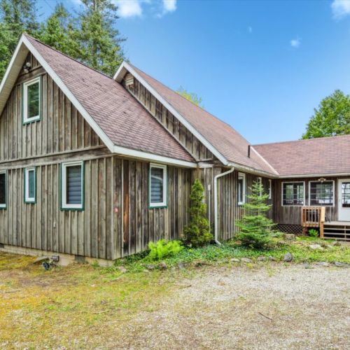 Lakeview Loft’s iconic A-frame design features soaring wood-clad ceilings and a warm, welcoming exterior that blends beautifully into the forested surroundings.