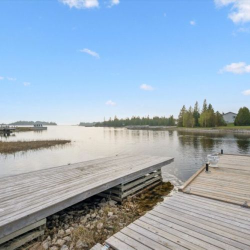Paradise Pines offers a large private dock with calm, crystal-clear water that’s perfect for swimming, lounging, or docking a boat.