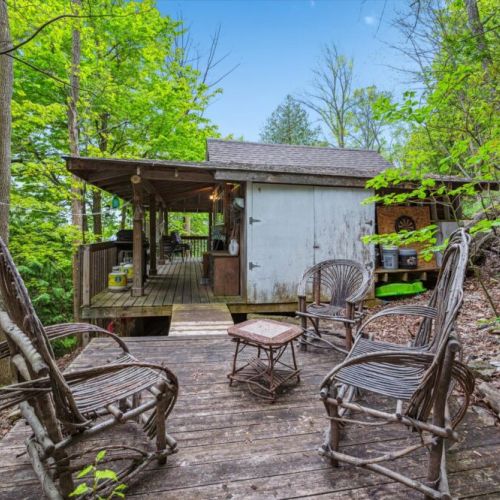 Step onto this forest-level deck furnished with natural twig chairs and surrounded by trees. It’s an ideal place for intimate chats or peaceful solitude.