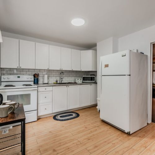 Enjoy a bright, fully-equipped kitchen with modern appliances—ideal for cooking during family vacations, romantic escapes, or extended stays in nature.