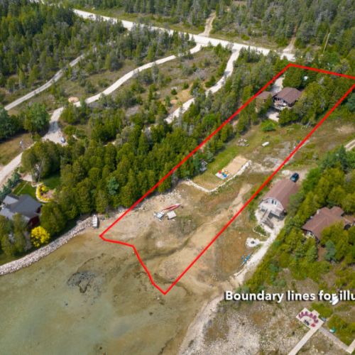 The large private lot provides easy access to the lake.