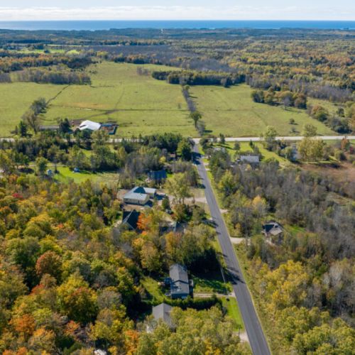 A short drive from Maple Cottage leads to local lakes and walking trails, perfect for outdoor enthusiasts looking to explore the beauty of the region.
