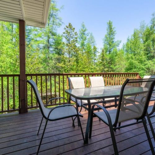 Dine al fresco on the elevated, covered deck with forest views and fresh air—perfect for morning coffees or sunset dinners.