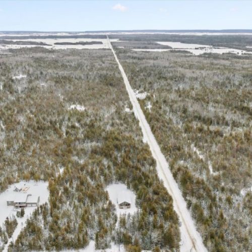 Scenic bird’s-eye view of the quiet peninsula roads and surrounding nature, ideal for exploring, walking, and cycling.