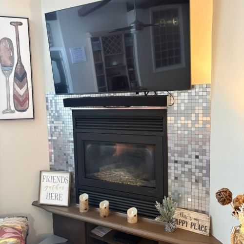 Relax by the modern fireplace with TV and stylish finishes. Perfect for cozy evenings during your cottage vacation.