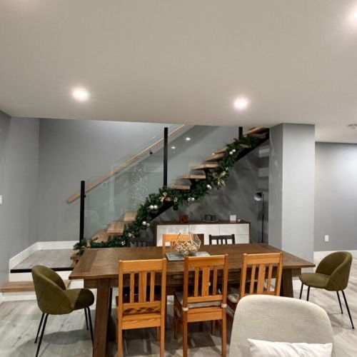 Dining at Sunset Bay is made for together time. Plenty of space for meals, games, and long conversations.