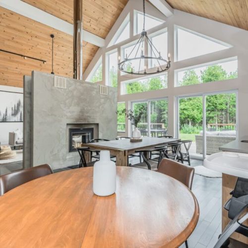 Eat-in kitchen nook.