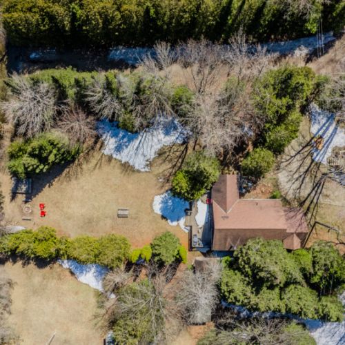 Aerial view of spacious cottage grounds with easy beach access. Ideal for family vacations, reunions, and group getaways amidst serene surroundings.