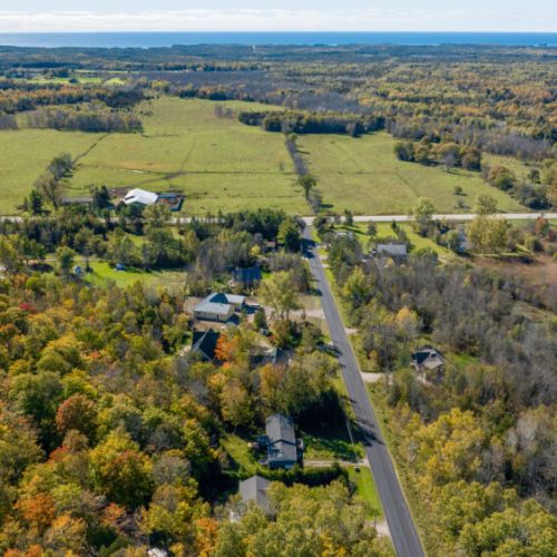 A short drive from Maple Cottage leads to local lakes and walking trails, perfect for outdoor enthusiasts looking to explore the beauty of the region.
