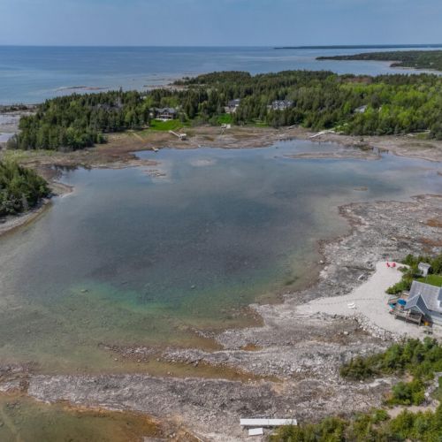 Elysium Cottage is perfectly situated in a serene cove, providing a peaceful and secluded environment. The clear waters and lush landscape are highlights of this beautiful location.