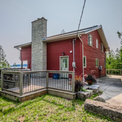 The cottage's exterior exudes rustic charm with its log construction and stone accents. A perfect blend of natural beauty and modern comfort awaits you here.