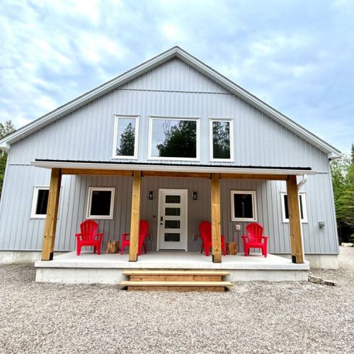 Modern charm meets rustic comfort – welcome to your Stokes Bay retreat! Relax on the spacious front porch and enjoy peaceful mornings in Muskoka chairs under the covered awning.