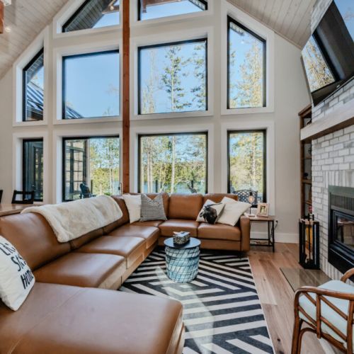 Cozy lakeside escape with soaring windows, modern rustic charm, and panoramic forest views. Perfect for a relaxing cottage getaway or weekend retreat with family and friends. Great for nature lovers, remote work, and year-round vacation rentals.