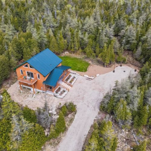 Saw N' Logzz is a stunning custom built private log cabin in the Pike Bay community. Enjoy a day of hiking, swimming, or boating to return to a relaxing and gorgeous property.